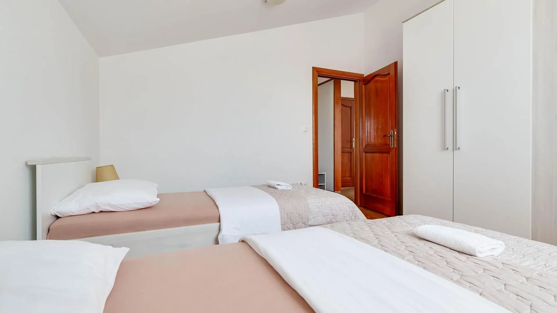 Apartmani Pocrnic Pakoštane
