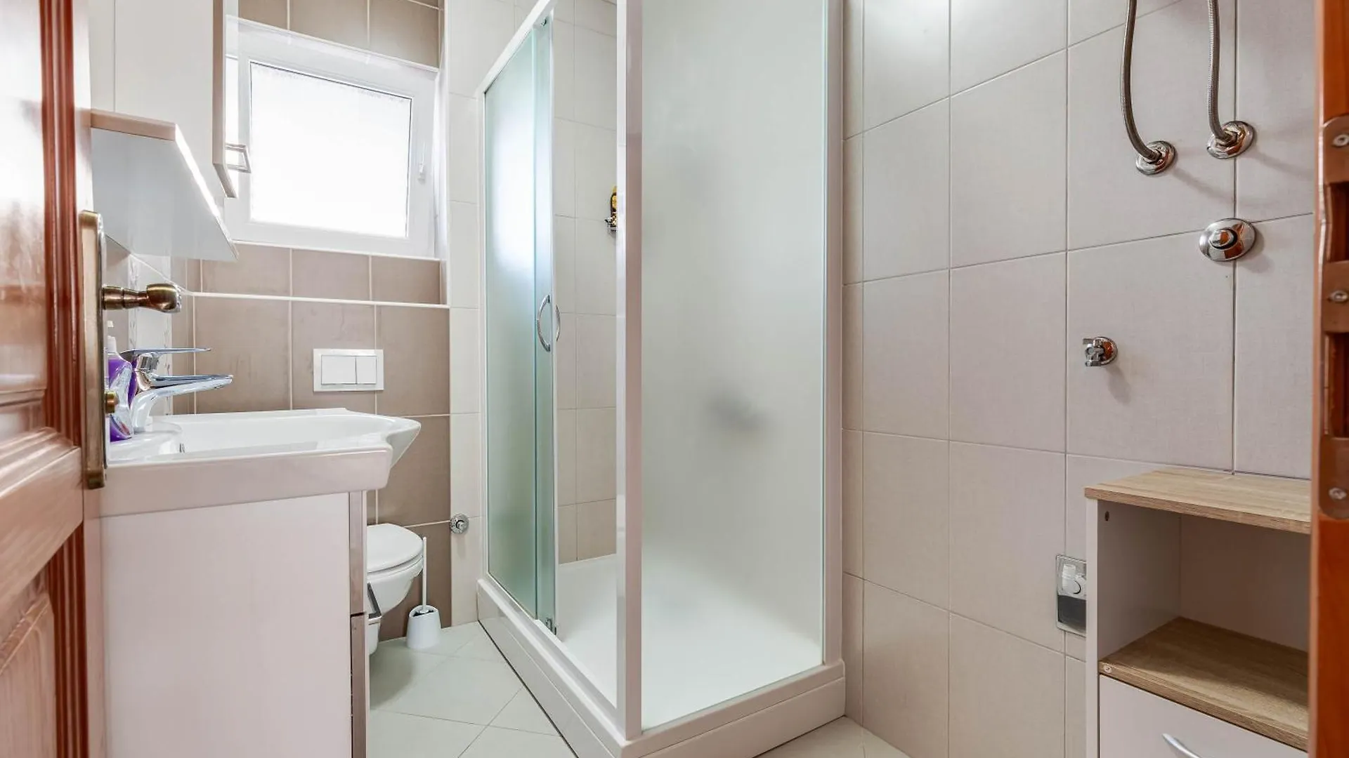 Apartmani Pocrnic Pakoštane